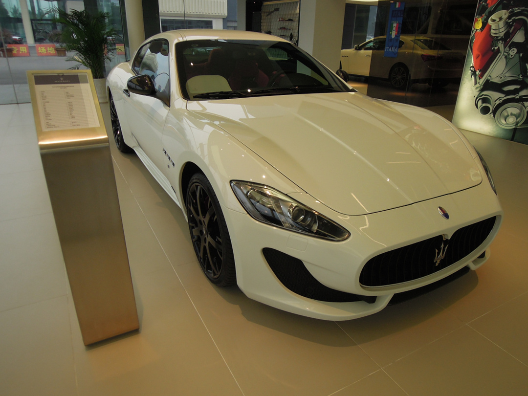 玛莎拉蒂 GranTurismo Sport F1 白车黑红内饰:车辆配置总价为266.09万元,现车优惠71.09万元,现车优惠后售价只需要195万元,正规玛莎拉蒂授权经销商付款提车! 玛莎拉蒂 GranTurismo Sport F1跑车配备的发动机是对玛莎拉蒂运动风格的终极阐释,这款4.7升V8自然吸气发动机最大可输出460匹马力,峰值扭矩520牛米,与之强大动力相匹配的是6速电控干式双离合变速箱,百公里加速时间为4.
