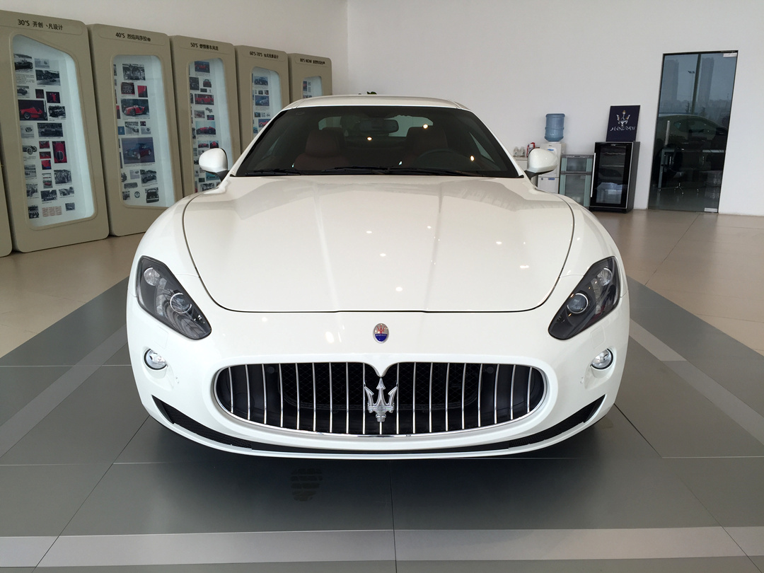 玛莎拉蒂 GranTurismo 白外红内 现车销售:图片为实拍,2014年05月份生产,仪表里程58公里;车辆选装20英寸高光泽黑色Neptune铝合金轮毂、红色制动卡钳、酒红PF真皮内饰,车辆配置总价236.95万元,现车优惠71.95万元,优惠后售价165万元。正规玛莎拉蒂授权经销商全新商品车,享受玛莎拉蒂官方质保售后保修服务! 玛莎拉蒂不仅是一款经典座驾,更是一种自由奢华的生活态度!他配备了声望卓著的玛莎拉蒂4.