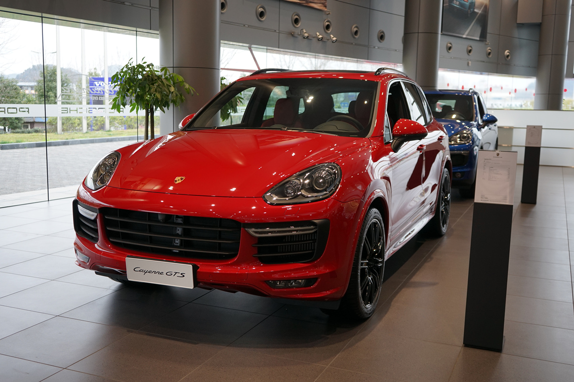 保时捷 cayenne gts 胭脂红/红内 现金优惠13个点