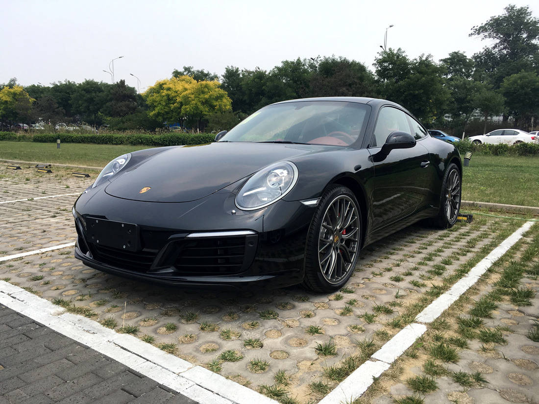 承载了53年的经典,保时捷 911 Carrera S 永远以细微变化+强大的心脏,不断挑战超级跑车粉丝的神经。这是恩佐网售出的第一台新款911 Carrera S 跑车,也是恩佐网第N台送给老婆的座驾。黑色车身搭配保时捷最富有激情的红色内饰,经恩佐网成功交付给陕西西安的客户。感谢史先生对恩佐网的信任,我们也将会更加努力,像绅士一样为绅士提供完美的购车服务。 全新保时捷 911 Carrera S 用一台3.