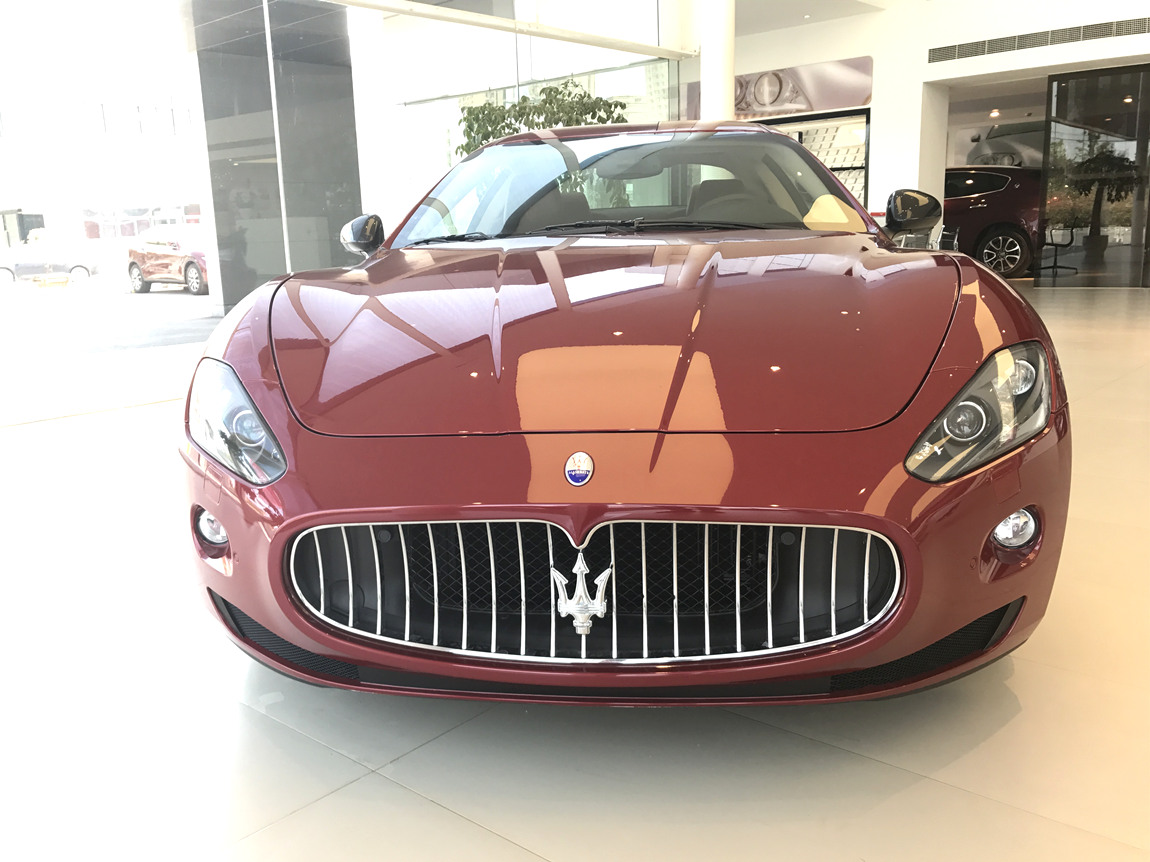 玛莎拉蒂 GranTurismo 红外深棕内 现车销售:车辆于2015年02月份生产,仪表里程57公里。车辆配置总价230万元,现车优惠90万元,优惠后售价140万元。通过恩佐网购买的车都是正规玛莎拉蒂品牌授权经销商看车付款提车,享受玛莎拉蒂官方全国质保售后服务,同时享受国家(包退、包换、保修)三包政策。 玛莎拉蒂不仅是一款经典座驾,更是一种自由奢华的生活态度!他配备了声望卓著的玛莎拉蒂4.