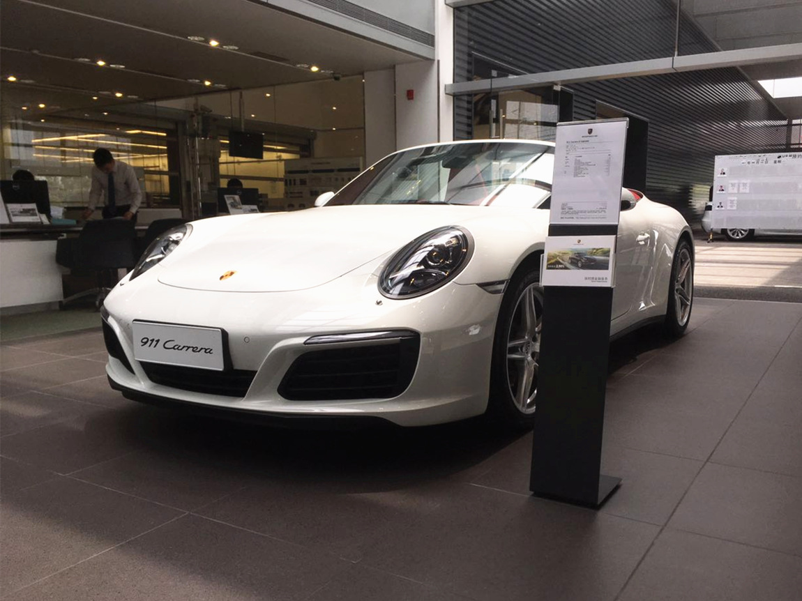 保时捷 911 Carrera 4 Cabriolet 白外/波尔多红真皮内饰 现车销售:车辆于2017年01月生产,仪表里程23公里,配置总价163.92万元,现车优惠12.5%,优惠后143.43万元。通过恩佐网购买的车型都是正规保时捷品牌授权经销商付款提车,享受保时捷官方质保售后服务。 详细配置:白色外漆、红色活动顶蓬、波尔多红真皮内饰(34800元)、前后部停车辅助系统,包括倒车摄像头(8800元)、包括门控灯的电动可折叠车外后视镜(4000元)、助力转向升级版(3500元)、保时捷主动悬挂管理系