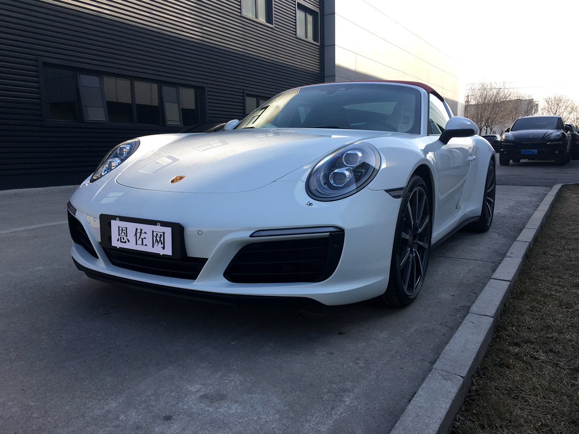 众里寻她千百度,保时捷 911 targa 4 白外红内 交付宁夏银川客户。又是一台送给爱人的生日礼物,保时捷 Targa 的美只有在他身边的人才知道。洁白的车身,红色的敞篷,外加晶莹剔透的后窗玻璃,无论身处何处都不失风雅。车流中它妩媚的像个妙龄女子,开篷时它飒爽的像个巾帼英雄。它源于911,但他却是不一样的911。感谢恩佐网尊贵客户的信任和支持,在恩佐网购买劳斯莱斯古思特之后再选选择恩佐网购入爱车,谨在此提车之际预祝客户阿博及家人用车愉快!