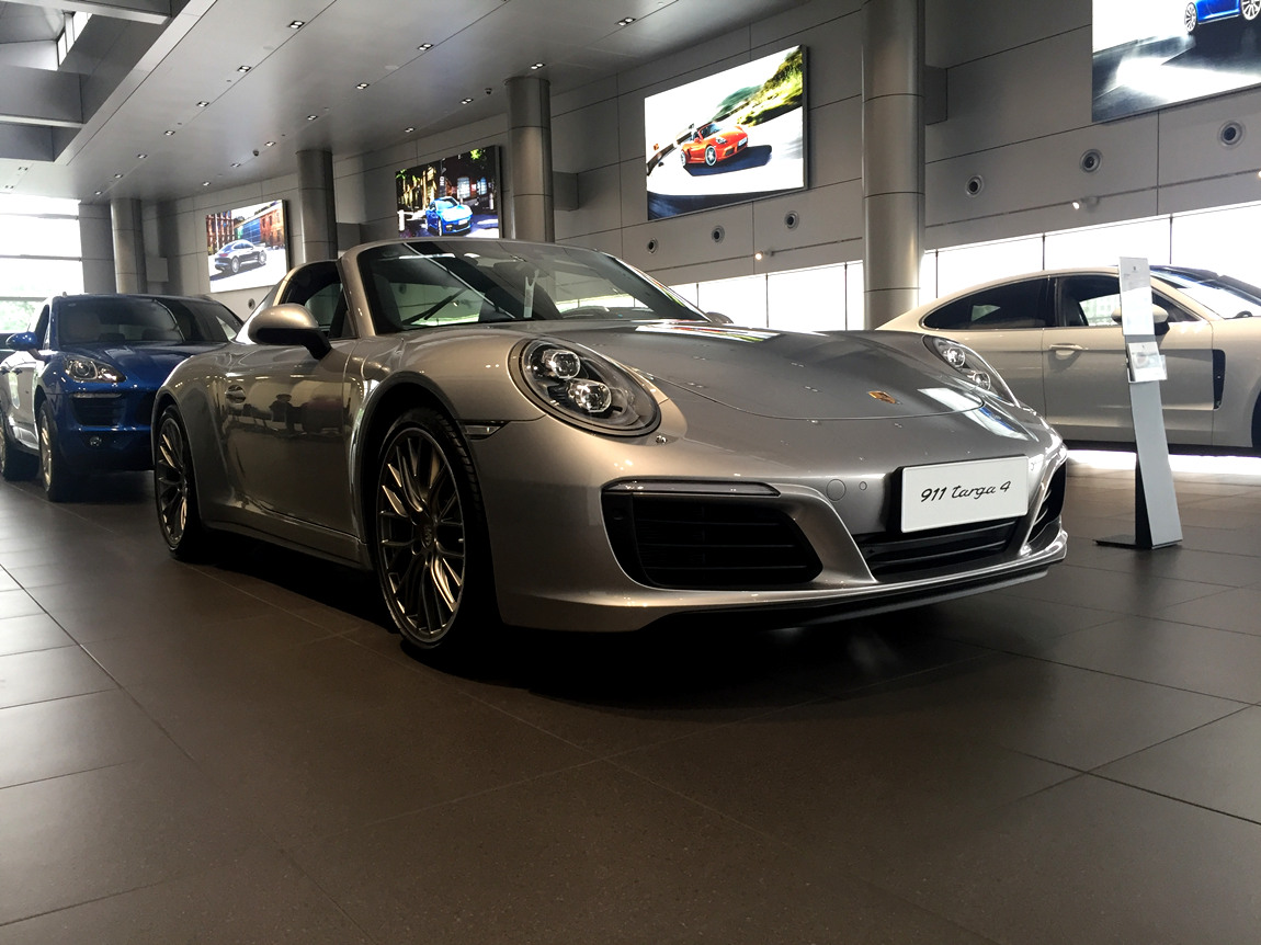 保时捷 911 Targa 4 GT银/石墨蓝内 现车销售:车辆于2016年11月份生产,仪表里程21公里。配置总价175.14万元;现车优惠12个点,优惠后售价154.12万元。通过恩佐网购买的车型都是正规品牌授权经销商付款提车,享受品牌官方质保售后服务,同时享受(包退、包换、保修)三包政策。 车辆选装:20 英寸 RS Spyder Design 车轮(43200元)、BOSE环绕声音响系统(19000元)、GT-银金属漆(15800元)、LED 主大灯带有保时捷动态照明系统升级版(25400元)、前