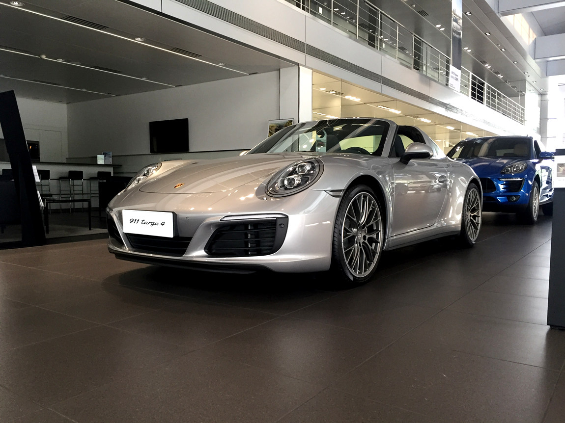 保时捷 911 Targa 4 GT银/石墨蓝内 现车销售:车辆于2016年11月份生产,仪表里程21公里。配置总价175.14万元;现车优惠12个点,优惠后售价154.12万元。通过恩佐网购买的车型都是正规品牌授权经销商付款提车,享受品牌官方质保售后服务,同时享受(包退、包换、保修)三包政策。 车辆选装:20 英寸 RS Spyder Design 车轮(43200元)、BOSE环绕声音响系统(19000元)、GT-银金属漆(15800元)、LED 主大灯带有保时捷动态照明系统升级版(25400元)、前