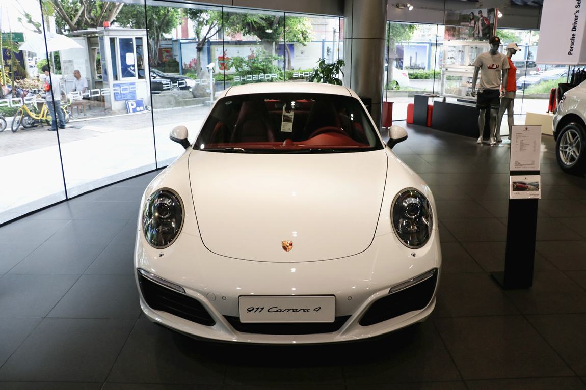 保时捷 911 Carrera 4 白外/波尔多红内饰 现车销售:车辆于2017年01月生产,配置总价157.85万元。现车优惠12.5个点,优惠后售价138.07万元。通过恩佐网购买的车型都是正规品牌授权经销商付款提车,享受品牌官方质保售后服务,同时享受(包退、包换、保修)三包政策。恩佐服务电话:400-670-7004 期待您的来电! 保时捷 911 Carrera 4 白外/波尔多红 车辆选装配置:细花白金属漆(15800元)、波尔多红真皮内饰(34800元)、烟熏尾灯(7200元)、保时捷免钥匙进