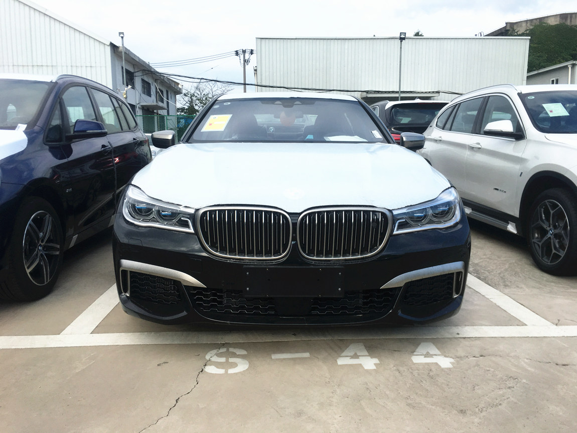 宝马760Li xDrive 宝石青/松露褐色 现车销售:车辆于2017年06月生产,仪表里程6公里。车辆指导价265.8万元,现车优惠19个点(车辆消费税为官价10%),优惠后售价为241.87万元(含消费税),另需在店内购买20000元装潢和一年保险。通过恩佐网购买的车型都是正规宝马品牌授权经销商付款提车,享受宝马官方质保售后服务。 宝马7系旗舰M760Li xDrive的臻选M运动套件,突出运动魅力及强大气场。M高性能设计,通过大量高性能的动力及底盘强化,辅以外观内饰极富张力的独特设计,令车辆处处彰