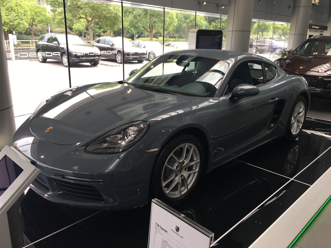 保时捷 718 Cayman 熔岩橙/黑内 现车销售:车辆于2017年8月到店,仪表里程23公里,配置总价65.19万元,享受2个点优惠,优惠后售价为63.88万元。通过恩佐网购买的车型都是正规品牌授权经销商付款提车,享受官方质保售后服务。恩佐服务电话:400-670-7004 期待您的来电! 车辆详细选装配置:熔岩橙(31500元)、保时捷免钥匙进入系统(9400元)、前部和后部停车辅助系统,包括倒车摄像头(8800元)、助力转向升级版(3500元)、GT运动型方向盘(3700元)、智慧互联模组(700