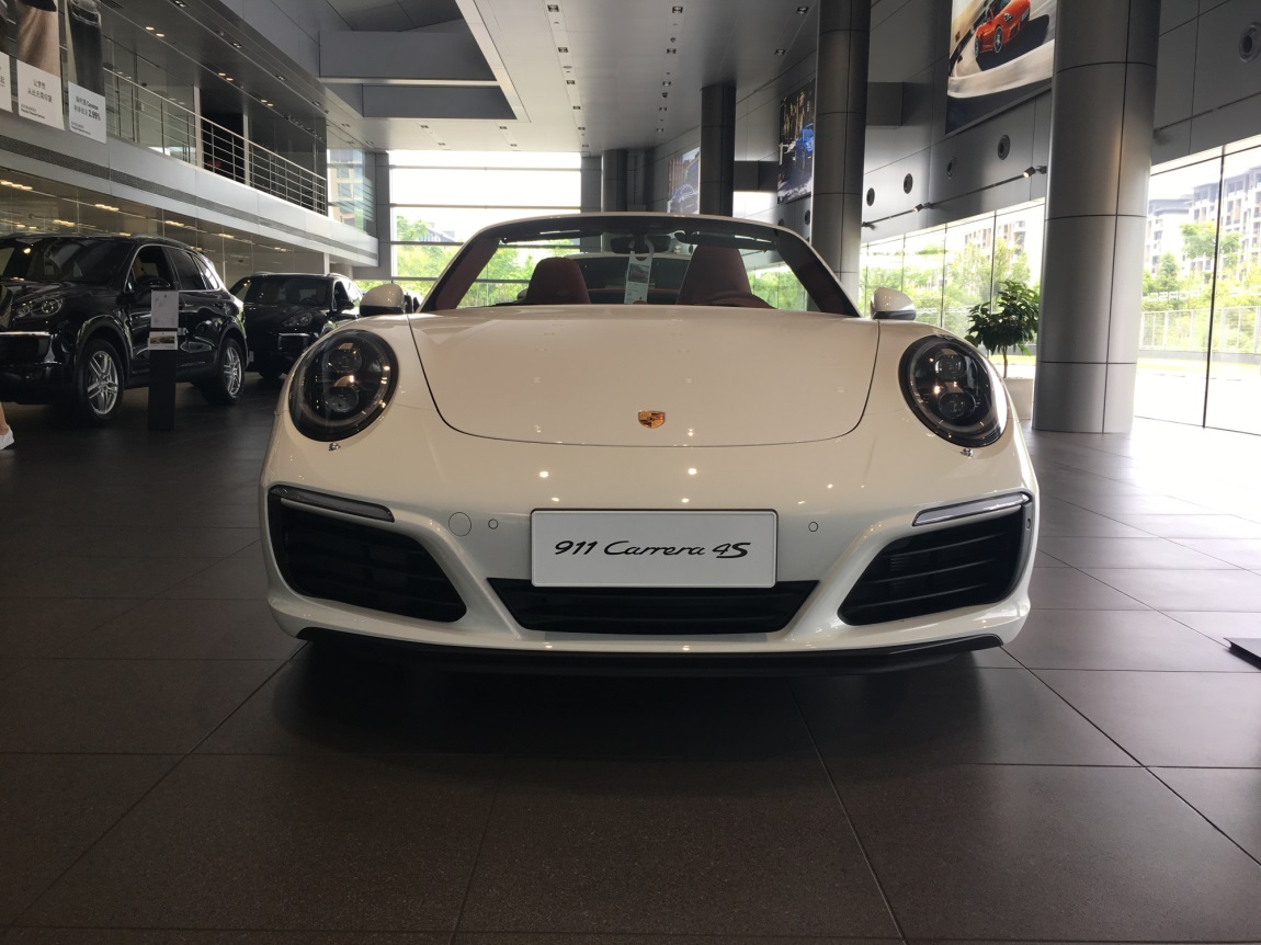 保时捷 911 Carrera 4S Cabriolet 白外/波尔多红:车辆于2016年10月生产,仪表里程27公里。配置总价195.27万元,现车优惠10个点,优惠后包含消费税销售总价为197.88万元。通过恩佐网购买的车型都是正规品牌授权经销商付款提车,享受官方质保售后服务,同时享受国家(包退、包换、保修)三包政策。 详细选装配置单:波尔多红真皮内饰(34800元)、黑色LED 主大灯包含保时捷动态照明系统 (PDLS) 升级版(33700元)、保时捷免钥匙进入系统(14700元)、前部和后部停车辅