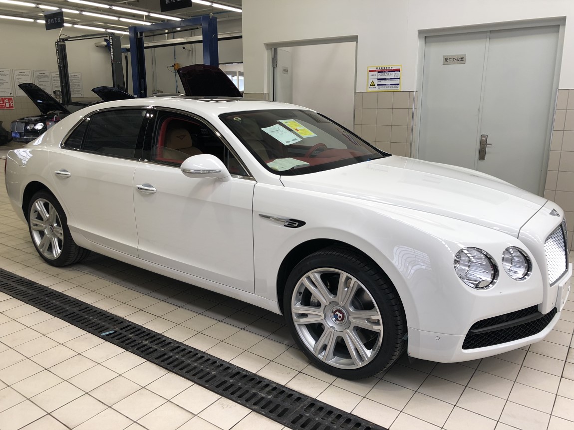 宾利 飞驰 v8 冰川白/浅橘黄 热刺红 现车优惠40万