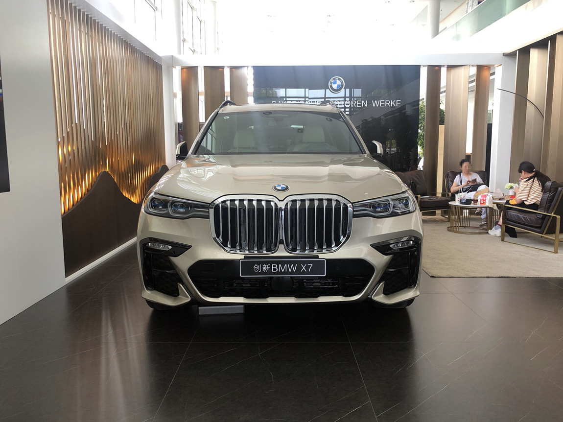 宝马x7 xdrive40i 领先型豪华套装 日光石金/白蓝 现车加价15万元