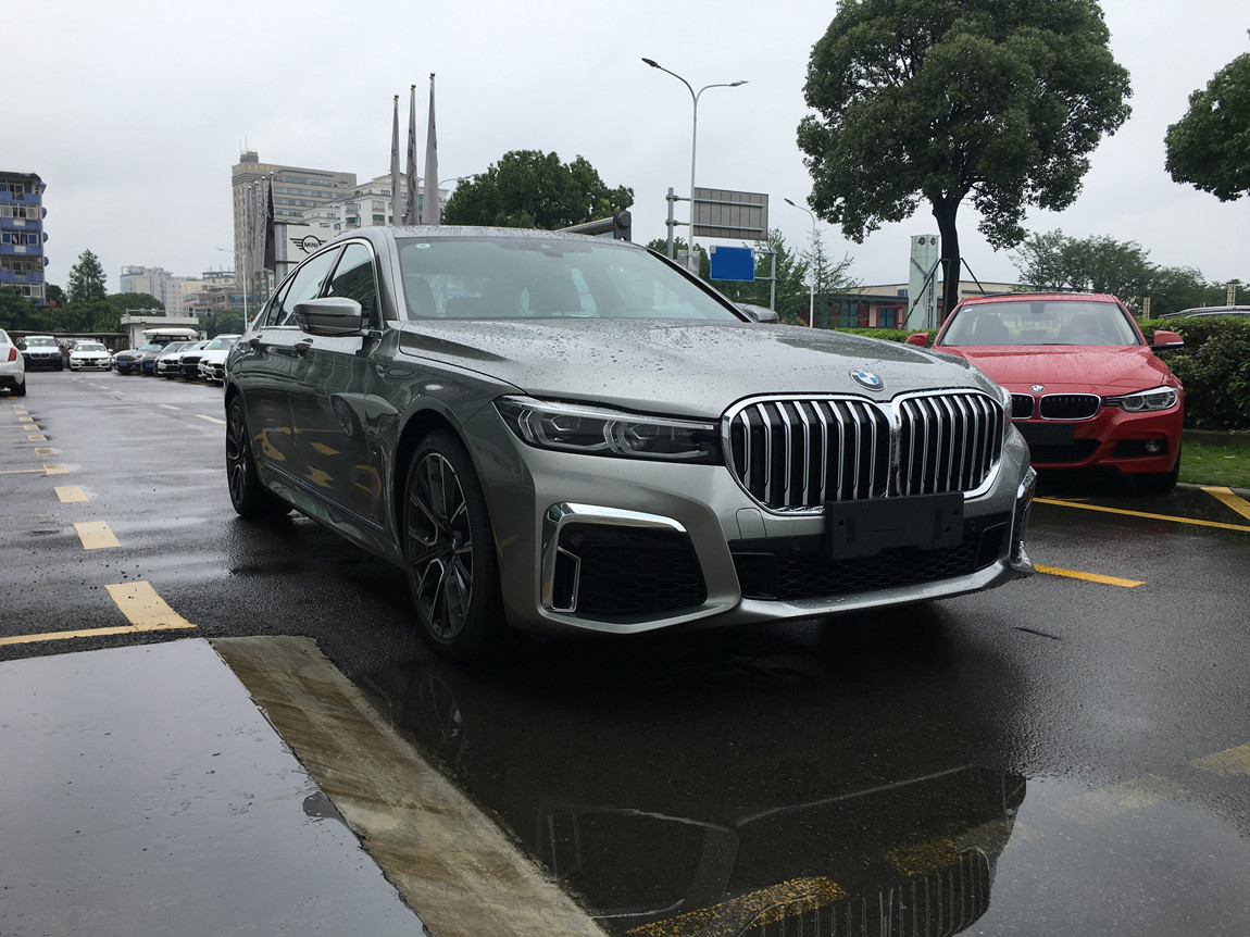 宝马740li 领先型 m运动 多宁顿灰/摩卡 现车优惠20个
