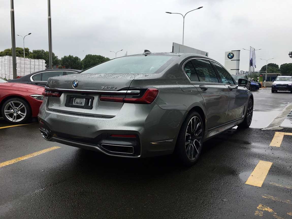 宝马740li 领先型 m运动 多宁顿灰/摩卡 现车优惠20个