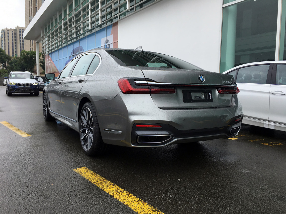 宝马740li 领先型 m运动 多宁顿灰/摩卡 现车优惠20个