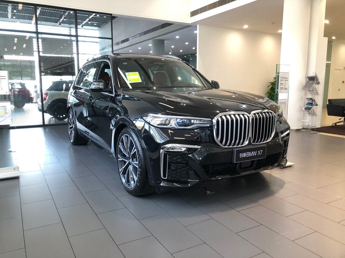 宝马x7xdrive40i行政型m运动套装宝石青松露褐现车优惠3个点
