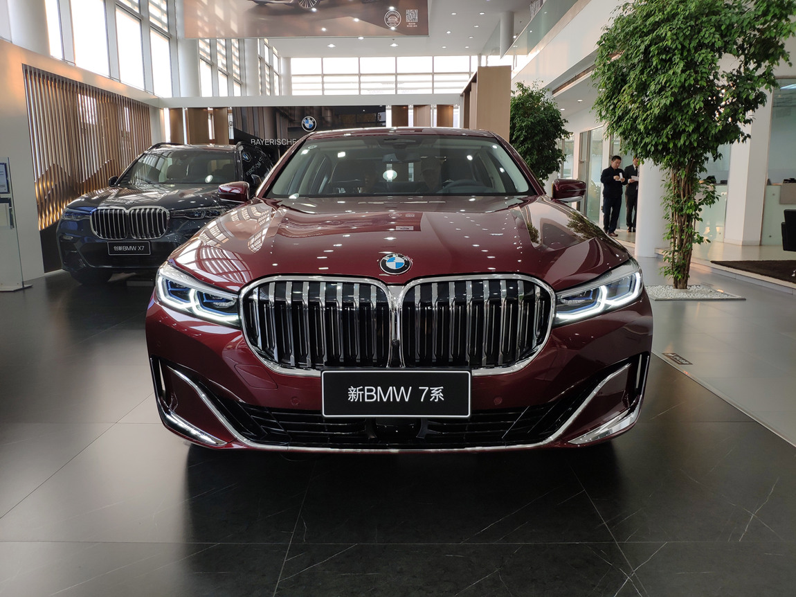 宝马740li xdrive 华彩定制限量版 砂金石红/黑白 现车优惠19个点