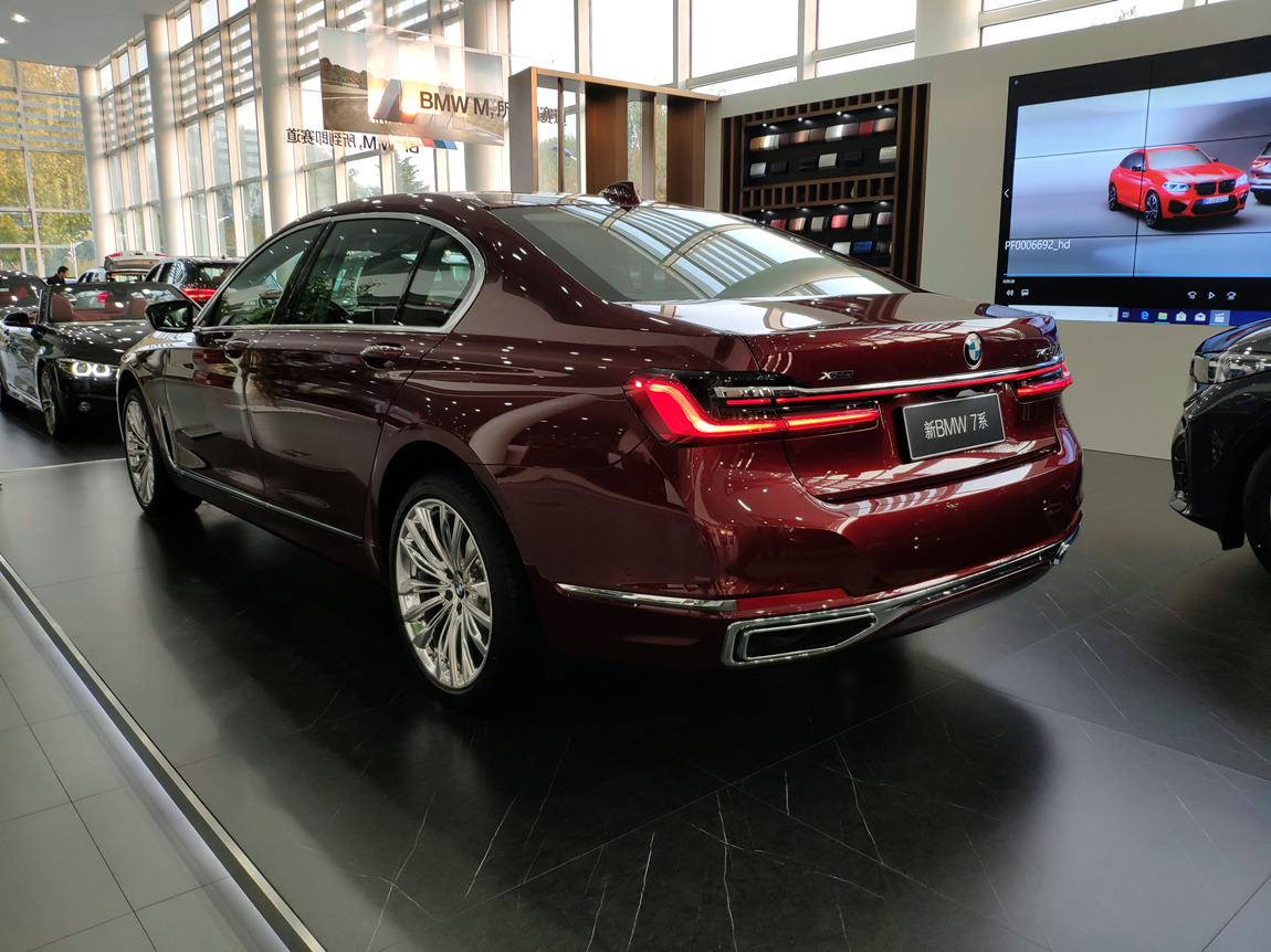 宝马740li xdrive 华彩定制限量版 砂金石红/黑白 现车优惠19个点