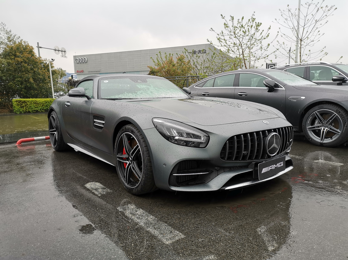 奔驰amg gt c 敞篷版 哑光石墨灰/黑红 现车优惠29.5万元