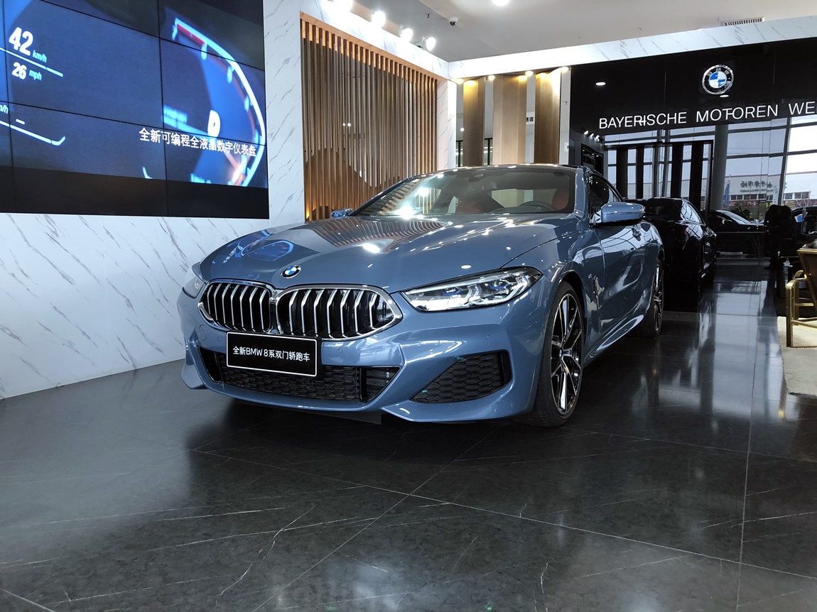 宝马840i 双门轿跑车 巴塞罗那蓝/云锦红 现车优惠11.8万