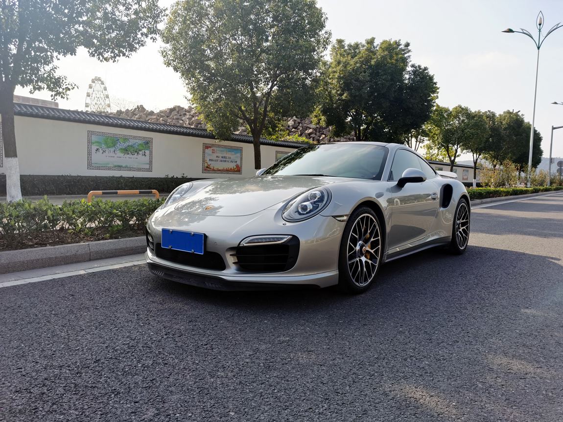 保时捷 911 turbo s gt银/黑红 2016年03月上牌 19000公里
