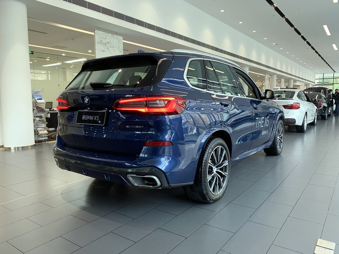 车辆照片宝马x5 xdrive30i m运动套装 量子蓝/咖内 现车销售:车辆于