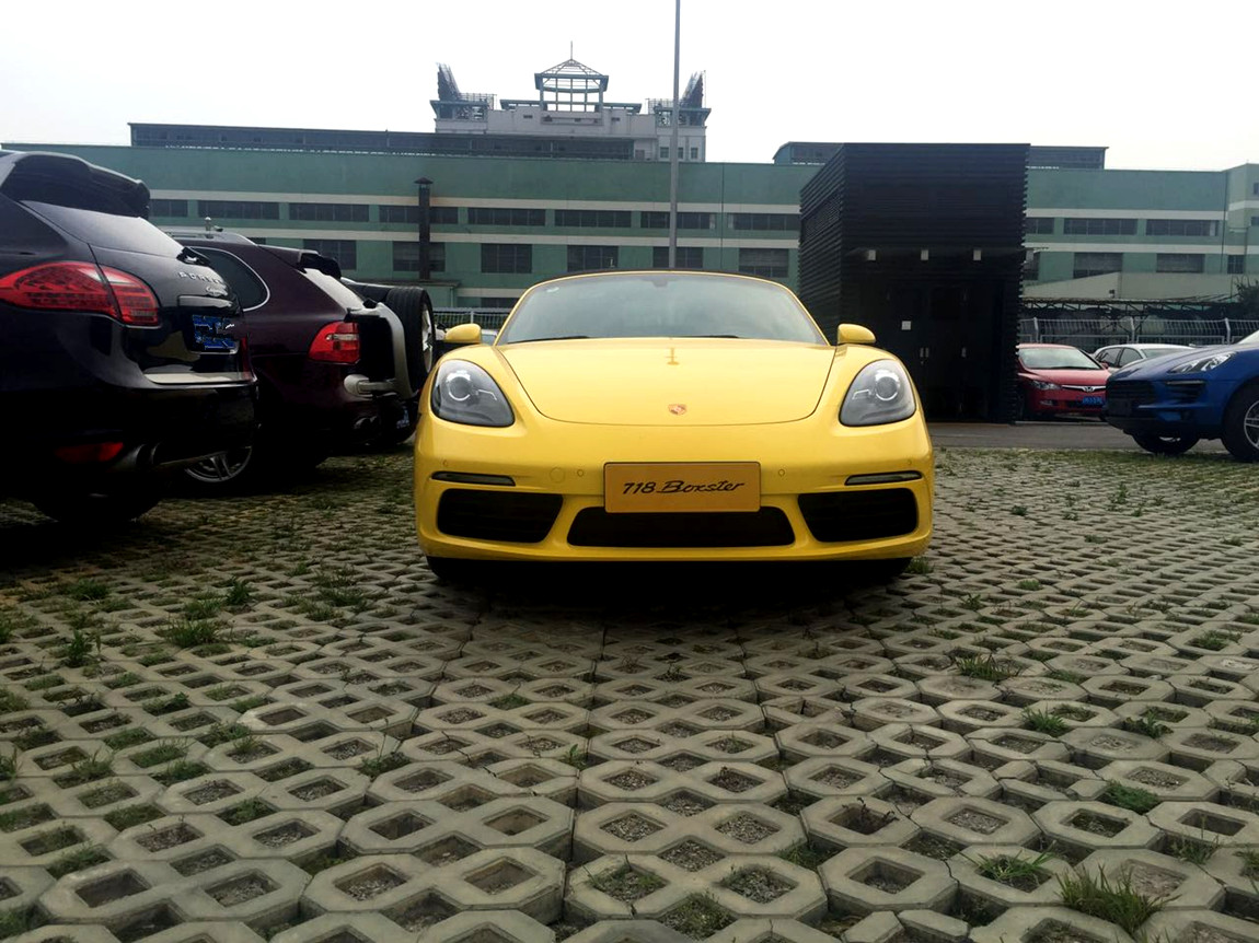 保时捷 718 boxster 竞速黄/黑 现车需店内购买5000元装潢